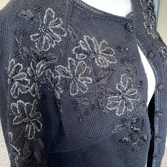 Heirloom Collectibles Vintage embroidered black cardigan w/ beautiful beading M - Picture 5 of 5